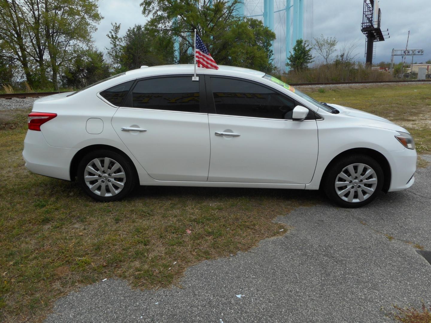 2017 White Nissan Sentra S 6MT (3N1AB7AP9HY) with an 1.8L L4 SFI DOHC 16V engine, 6M transmission, located at 2553 Airline Blvd, Portsmouth, VA, 23701, (757) 488-8331, 36.813889, -76.357597 - Down Payment: $999 Weekly Payment: $110 APR: 23.9% Repayment Terms: 42 Months ***CALL ELIZABETH SMITH - DIRECTOR OF MARKETING @ 757-488-8331 TO SCHEDULE YOUR APPOINTMENT TODAY AND GET PRE-APPROVED RIGHT OVER THE PHONE*** - Photo#4